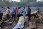 Сжигание тел погибших от коронавируса около крематория в Нью-Дели, 22 апреля 2021 года