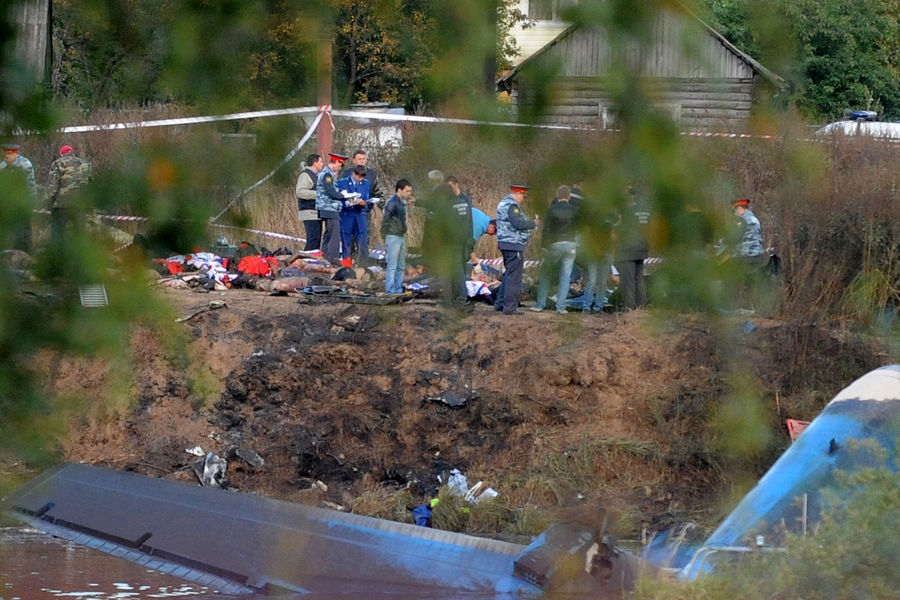 Расследованием авиакатастрофы занимался Международный авиационный комитет. Причиной аварии было названо нажатие кем-то из&nbsp;пилотов на&nbsp;педаль тормоза во время разбега самолета по&nbsp;ВПП.
<br><br>
На&nbsp;фото: оперативно-следственная группа работает на&nbsp;месте крушения самолета Як-42, 7 сентября 2011 года