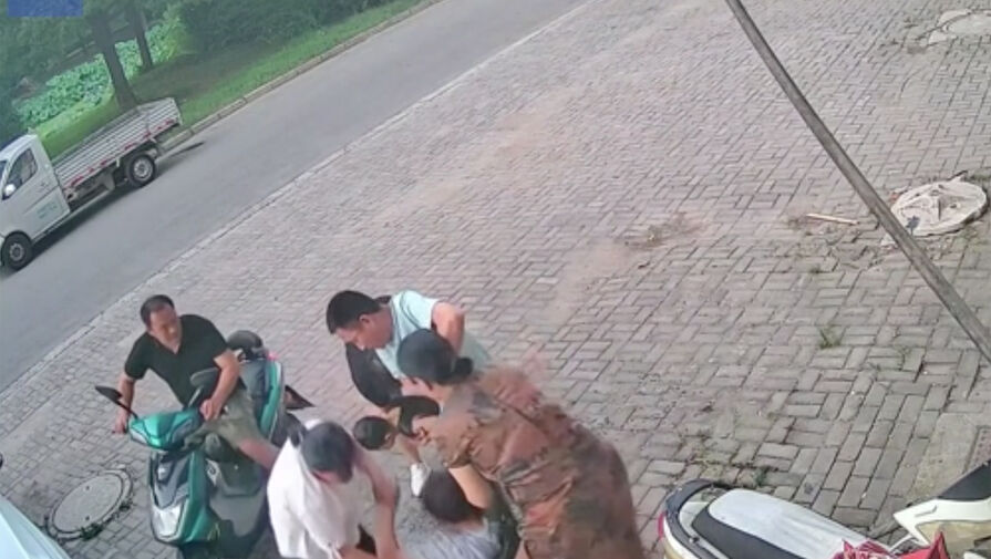 Бабушка прыгнула в септик, чтобы спасти упавшего туда внука