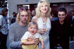 Певица Шинейд О’Коннор, музыкант Курт Кобейн (1967-1994) с женой Кортни Лав и дочерью Фрэнсис в Калифорнии, 1993 год