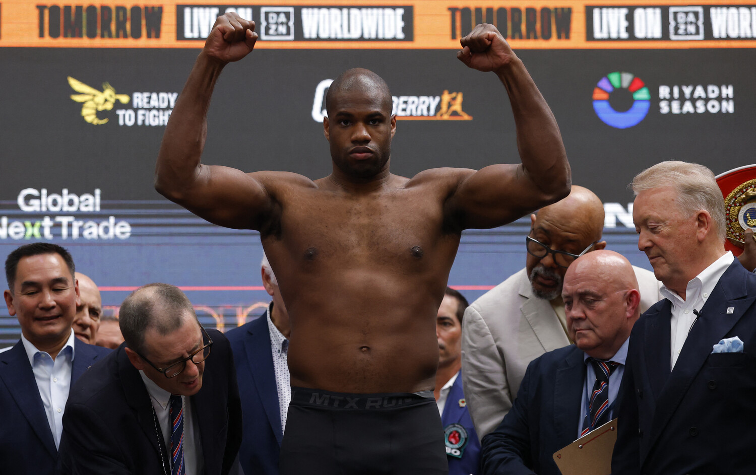 Исторический бой: Усик дважды уронил Дюбуа и объединил все пояса