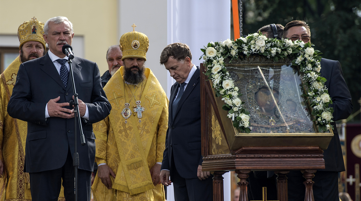 Губернатор Санкт-Петербурга Георгий Полтавченко во время крестного хода в честь дня перенесения мощей Александра Невского, 12 сентября 2017 года
