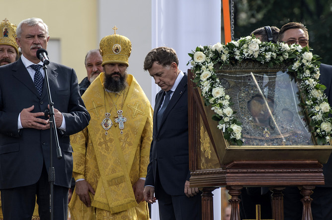 Губернатор Санкт-Петербурга Георгий Полтавченко во время крестного хода в честь дня перенесения мощей Александра Невского, 12 сентября 2017 года