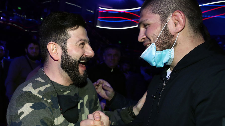 Актер Михаил Галустян и боец смешанного стиля, чемпион Абсолютного бойцовского чемпионата (UFC) Хабиб Нурмагомедов на турнире по смешанным единоборствам лиги Eagle Fighting Championship EFC 33 во Дворце гимнастики Ирины Винер-Усмановой, 2021 год