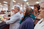 Продавщица с новыми ценниками в продуктовом магазине в Москве, 2 апреля 1991 года