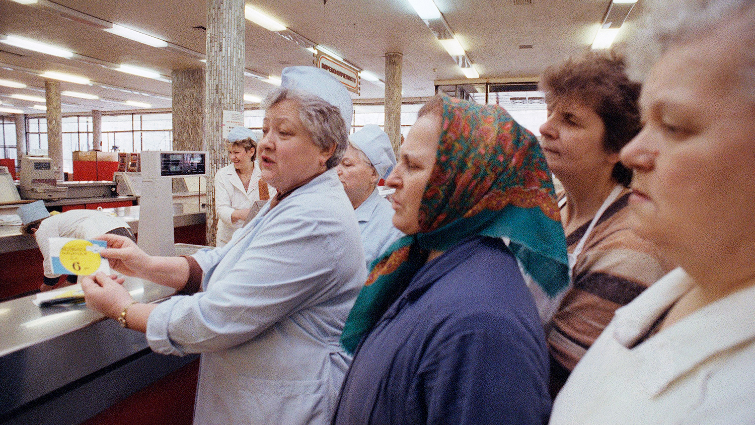 Продавщица с новыми ценниками в продуктовом магазине в Москве, 2 апреля 1991 года