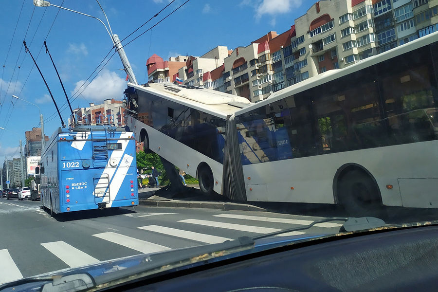 Пассажирский автобус, врезавшийся в&nbsp;столб на&nbsp;Ленинском проспекте в&nbsp;Санкт-Петербурге, 27 мая 2021 года 