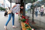 Жители города несут цветы к месту гибели людей в результате взрыва автобуса в Воронеже, 13 августа 2021 года
