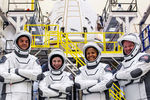 Члены гражданского экипажа Крис Семброски, Сиан Проктор, Джаред Айзекман и Хейли Арсено перед предстоящим запуском, 15 сентября 2021 года