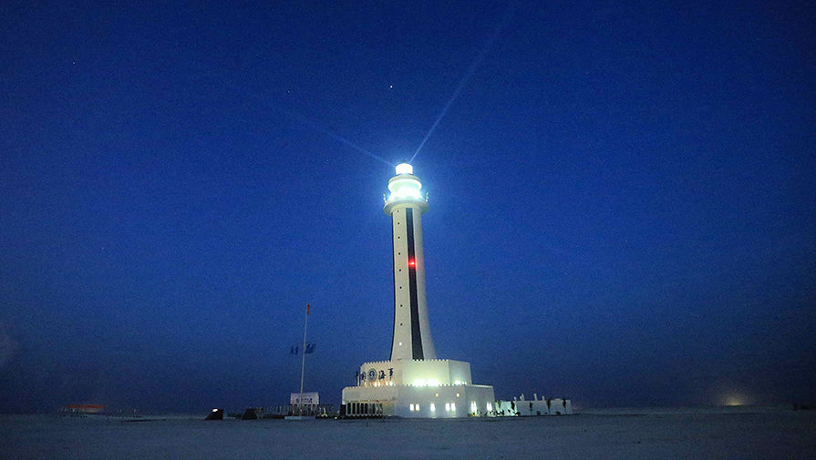 Построенный Китаем 55-метровый маяк на рифе Зуби, который входит в состав спорного архипелага Спратли в Южно-Китайском море