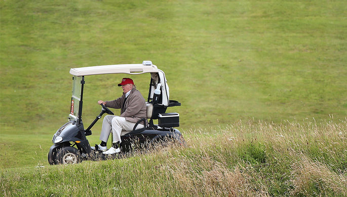 Трамп пообещал вернуться к работе, но поехал играть в гольф