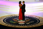 Президент США Барак Обама и его супруга Мишель во время танца на балу после инаугурации, 21 января 2013 года