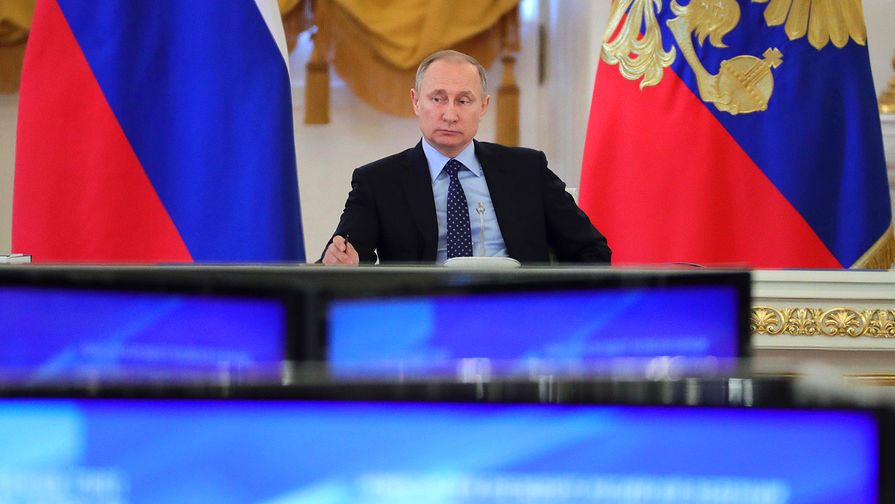 Президент России Владимир Путин во время совместного заседания Госсовета и комиссии по мониторингу достижения целевых показателей социально-экономического развития страны, 4 мая 2017 года