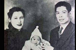 Брюс Ли родился 27 ноября 1940 в Сан-Франциско в год Дракона и в час Дракона по китайскому календарю (между 6 и 8 часами утра) во время американских гастролей его родителей — актера-комика кантонской китайской оперы Ли Хой Чена и его жены Грейс Ли. Мать Грейс Ли имела евроазиатские корни (была наполовину немкой), отец был китайцем