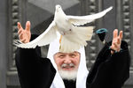 Святейший Патриарх Московский и всея Руси Кирилл выпускает белых голубей после окончания Божественной литургии святителя Иоанна Златоуста в Храме Христа Спасителя, 2021 год
