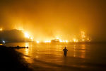 Лесной пожар у пляжа Кочили недалеко от деревни Лимни в Греции, 6 августа 2021 года.
