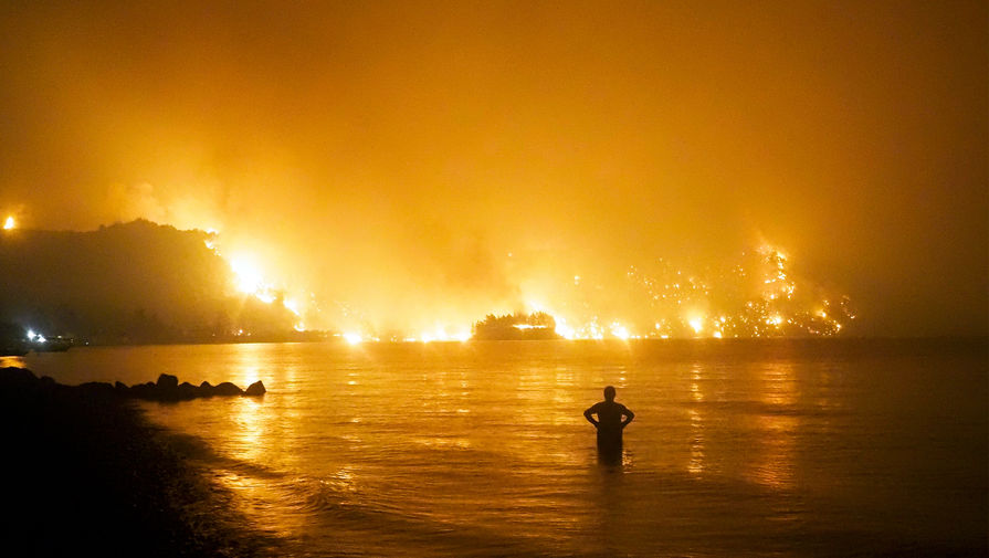 Сильный природный пожар в Туапсинском районе привел к эвакуации ближайших баз отдыха