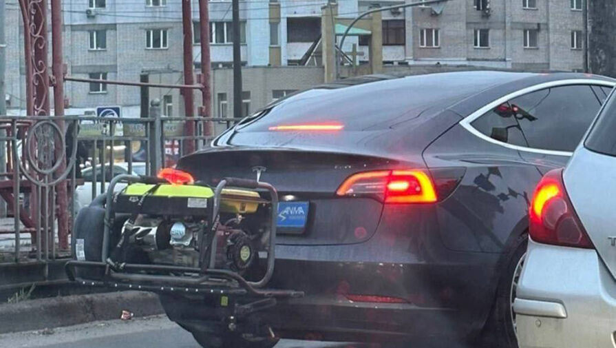 Владелец Tesla установил на машину бензиновый генератор