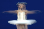 Балерина Американского театра балета репетирует перед выступлением в Большом театре Шанхая, 2 ноября 2023 года