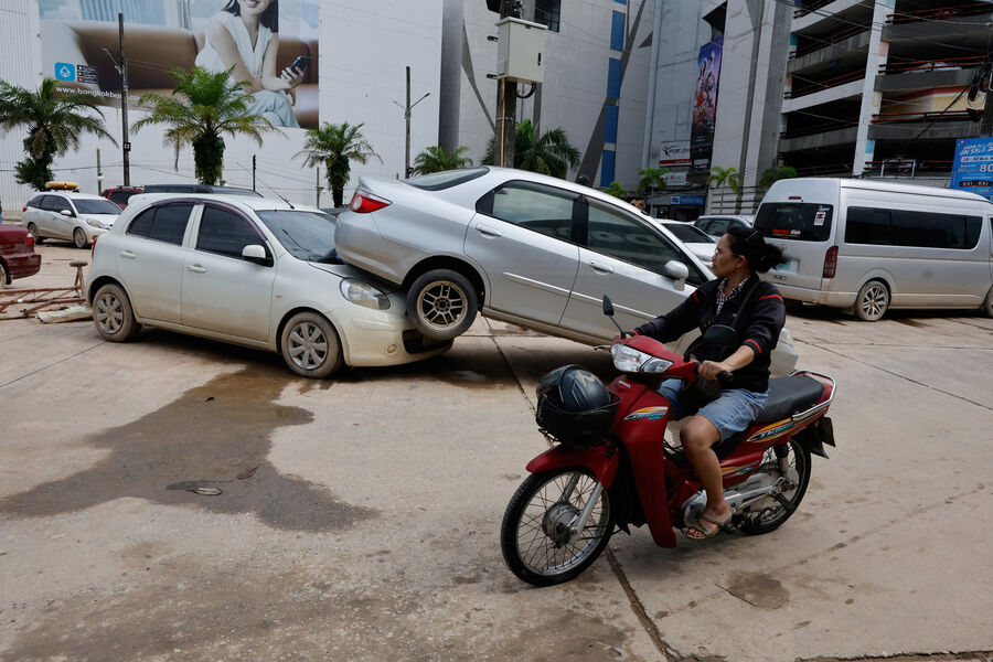 Поврежденные автомобили после наводнения в&nbsp;провинции Сонгкла на&nbsp;юге Таиланда, 27&nbsp;ноября 2025&nbsp;года
