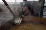 Приготовление плова на таджикском рынке в Сочи