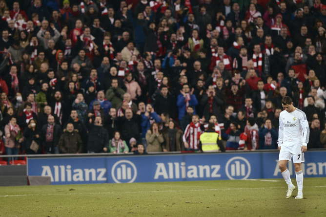 Криштиану Роналду покидает поле, получив красную карточку в матче против «Атлетика»