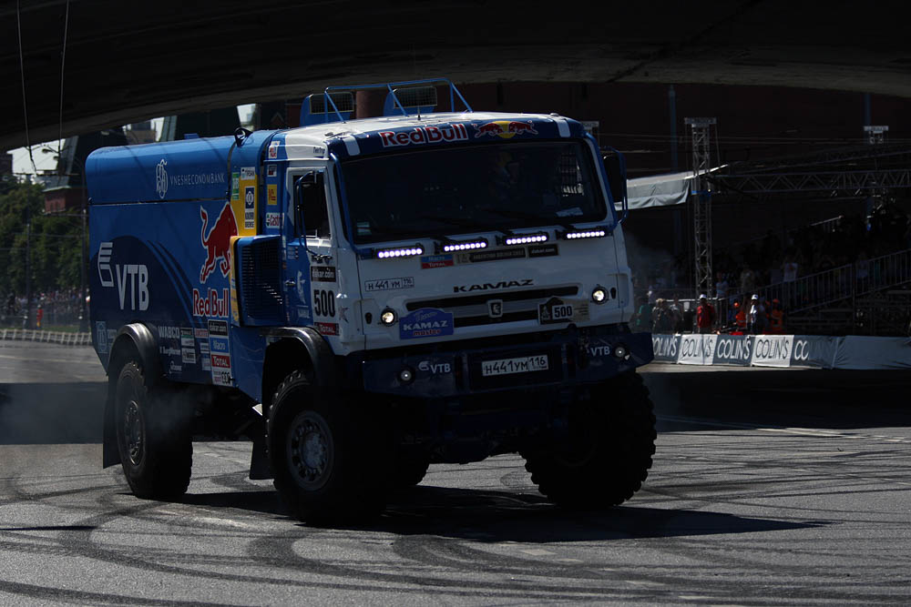 Во время показательных заездов участников Moscow City Racing