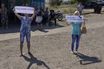 Местные жители встречают автоколонну с гуманитарной помощью для жителей юго-востока Украины на КПП «Изварино»