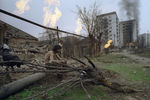 Житель Грозного у разрушенного дома, 15 апреля 1995 года