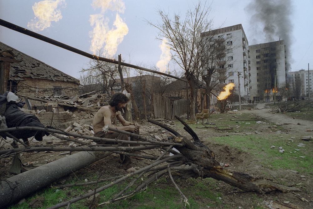 Житель Грозного у разрушенного дома, 15 апреля 1995 года
