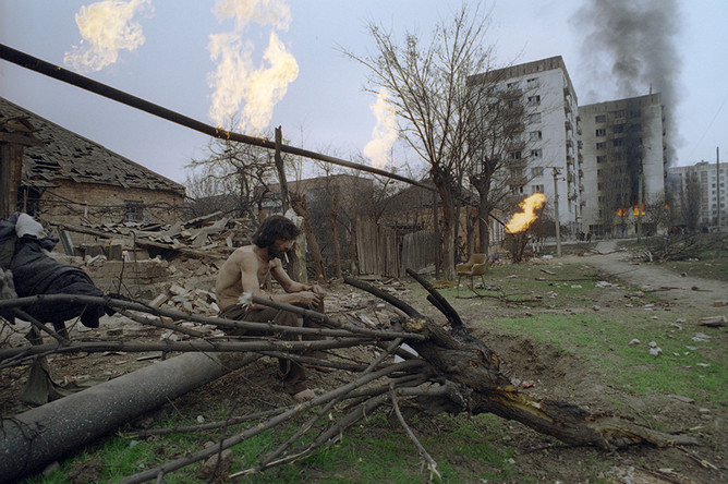 Житель Грозного у разрушенного дома, 15 апреля 1995 года