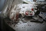 Российский фотограф Сергей Ильницкий завоевал первый приз со снимком продуктов на разрушенной кухне квартиры в Донецке. Снято в августе 2014 года