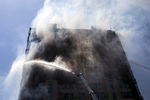 На месте пожара в многоэтажном доме в Баку