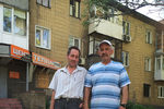 Алексей и Сергей остались жить в Киевском районе на севере Донецка. Недалеко отсюда — линия фронта, и в этот район часто залетают снаряды. Но деваться некуда, жить больше негде. Остается выживать под ежедневными обстрелами и надеяться на лучшее будущее