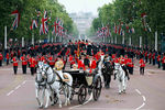 Королева Великобритании Елизавета и принц Филипп возвращаются в Букингемский дворец в карете после посещения церемонии 