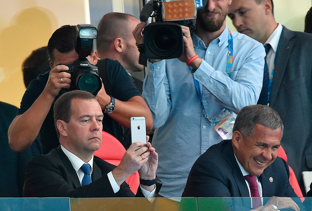 Премьер-министр России Дмитрий Медведев и врио президента Республики Татарстан Рустам Минниханов на трибуне «Казань Арены» во время соревнований по плаванию на XVI чемпионате мира по водным видам спорта в Казани