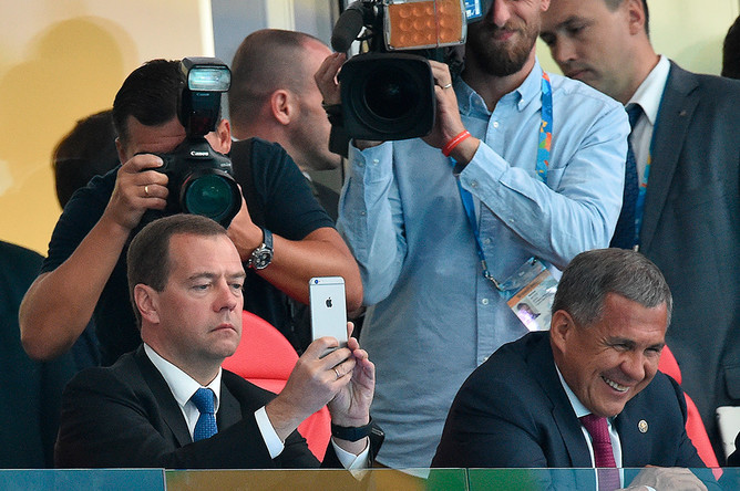 Премьер-министр России Дмитрий Медведев и врио президента Республики Татарстан Рустам Минниханов на трибуне «Казань Арены» во время соревнований по плаванию на XVI чемпионате мира по водным видам спорта в Казани