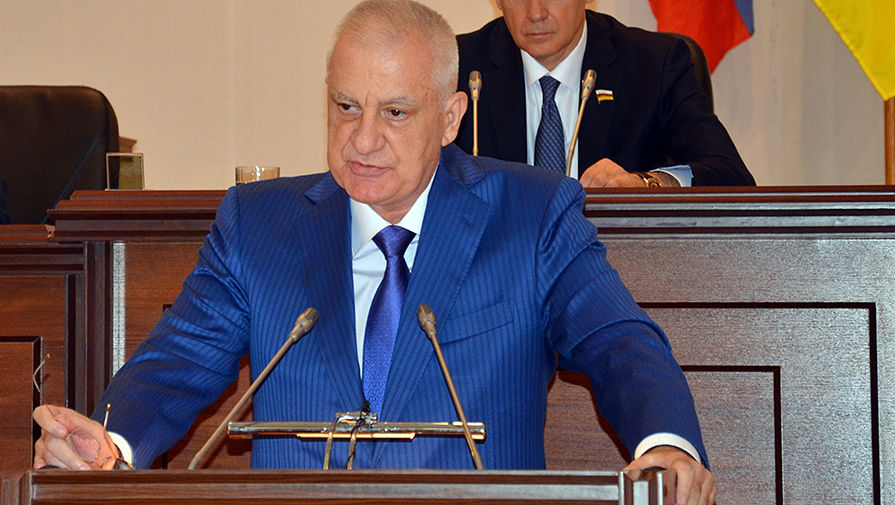 Избранный глава Северной Осетии Тамерлан Агузаров во время заседания парламента