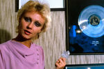 Анне Вески позирует на фоне своих первых дисков, 1985 год