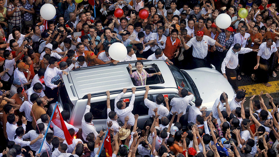 Аун Сан Су Чжи в окружении последователей