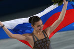 Аделина Сотникова, завоевавшая золотую медаль во время выступления в произвольной программе женского одиночного фигурного катания, на XXII зимних Олимпийских играх