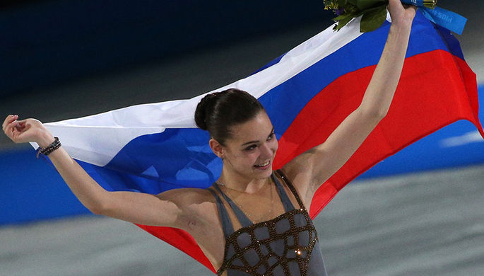 Аделина Сотникова, завоевавшая золотую медаль во время выступления в произвольной программе женского...