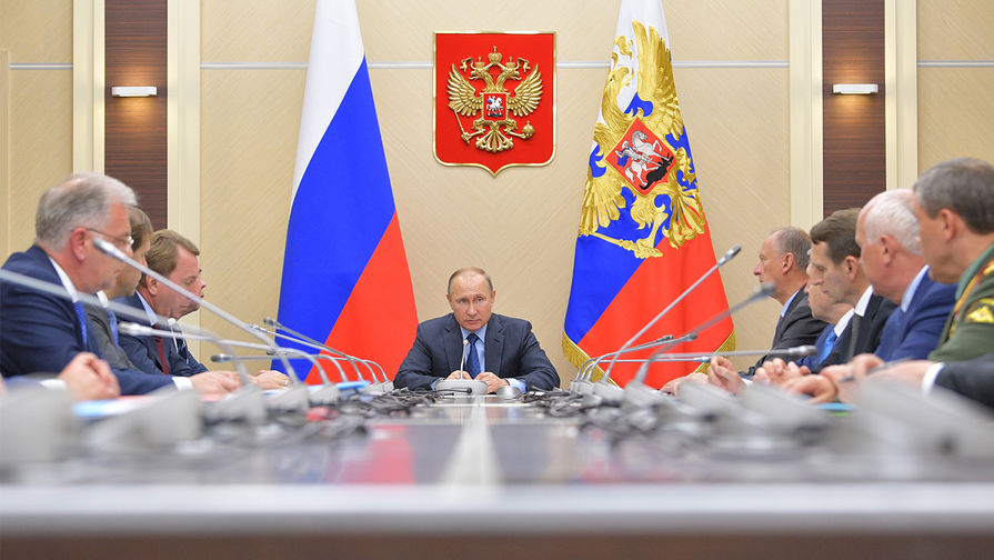 Президент России Владимир Путин на заседании в Ново-Огарево, 6 июля 2017 года