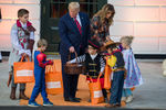 Президент США Дональд Трамп и первая леди Меланья Трамп во время празднования Хеллоуина в Белом доме, 28 октября 2019 года