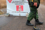 Сапер Народной милиции ДНР перед началом отвода подразделений из участка возле села Петровское