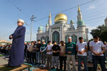 Верующие во время торжественного намаза в день праздника жертвоприношения Курбан-байрам у Московской Соборной мечети, 9 июля 2022 года