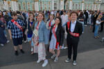 Выпускники на Дворцовой площади во время концерта в честь ежегодного праздника выпускников «Алые паруса» в Санкт-Петербурге, 24 июня 2023 года