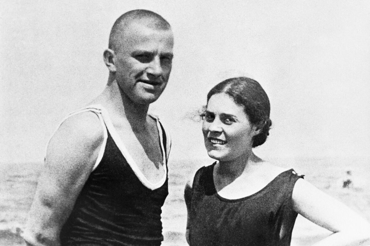 Владимир Маяковский и Лиля Брик в Германии на курорте Норден Зее в 1922 году