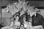Тони Беннетт с танцовщицами в театре Палладиум, Лондон, 1970 год