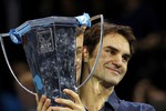 Роже Федерер с трофеем